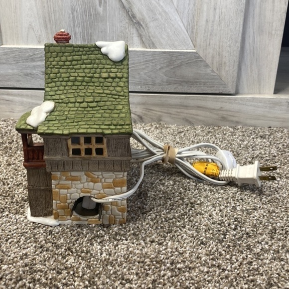 DEPT 56 THE ORIGINAL 7 SHOPS OF DICKENS VILLAGE "BEAN & SON SMITHY SHOP" #65153 - Picture 9 of 11